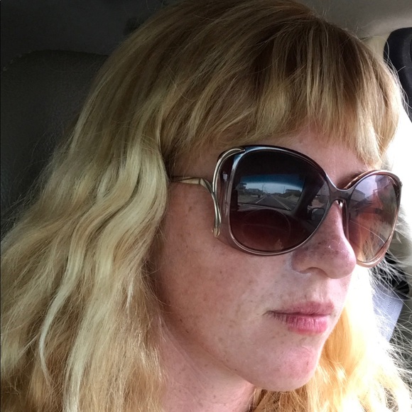 Meet your Posher, Dawn - Picture 2 of 3