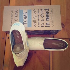 New w/tags Bridal Tom's shoes - sparkly white.