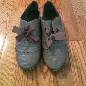 Size 8.5 tan oxfords with tie closure.