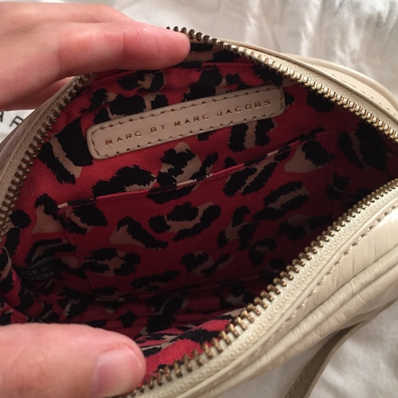 Marc by Marc Jacobs ivory cross body - Picture 4 of 4