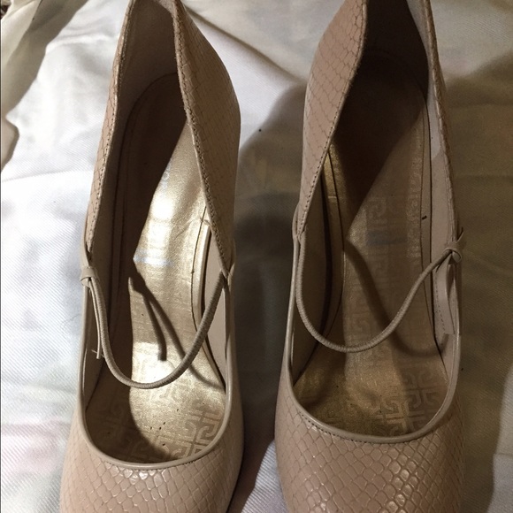 🇺🇸🎉 sale Rockport Ivory Mary Jane Pumps Size 8.5 - Picture 2 of 4