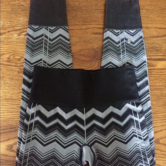 Lululemon Ebb to street pants chevron gray EUC 4