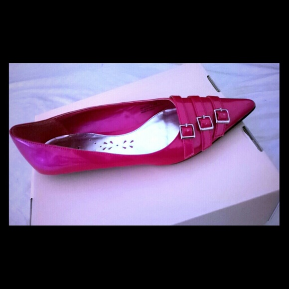 Pointed toe patent leather pink flats