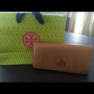 Authentic Tory Burch Robinson wallet