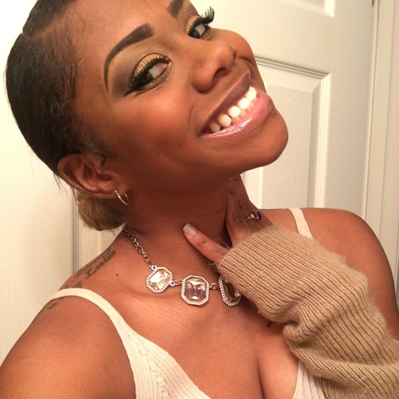 Meet your Posher, Christina - Picture 3 of 4