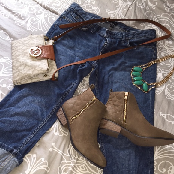 Size 30 relaxed jeans perfect for fall