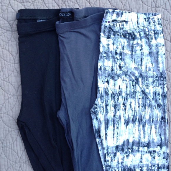 🍃SOLD🍃 Bundle of THREE leggings😍😍 S/M - Picture 2 of 4