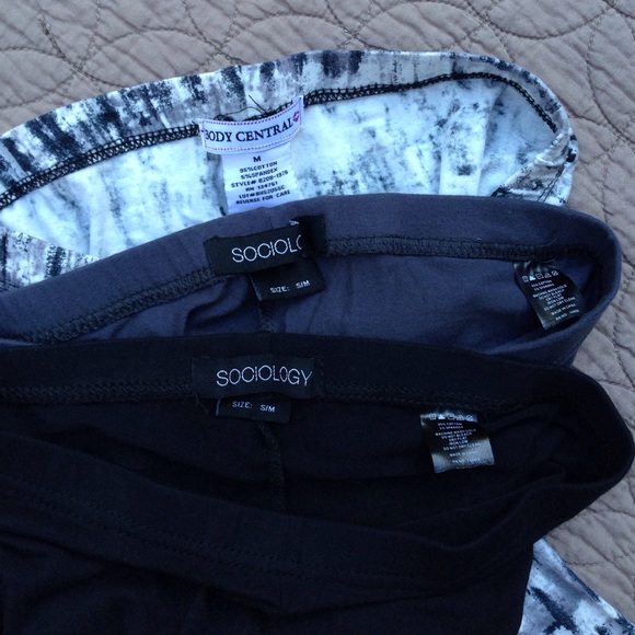 🍃SOLD🍃 Bundle of THREE leggings😍😍 S/M - Picture 4 of 4