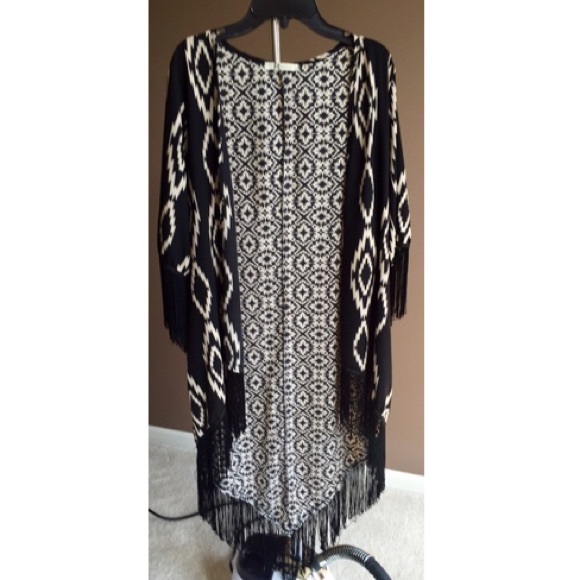Cream & black patterned kimono ⬜️♣️