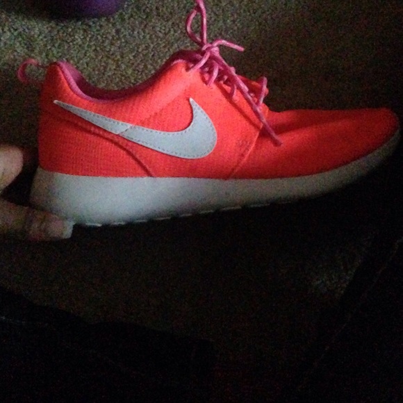 Nike roshe run . White and orange