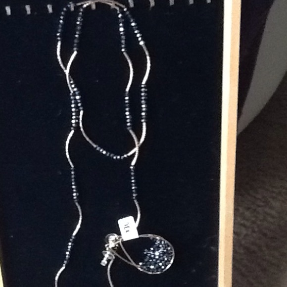 Chic necklace + earrings set