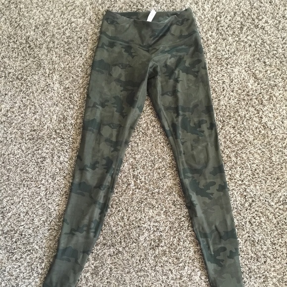 Excellent condition Camo Wonder Unders
