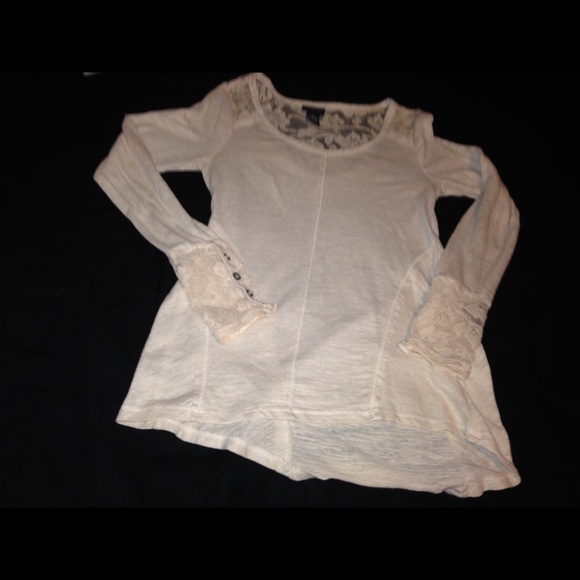 Longsleeve cream lacy shirt