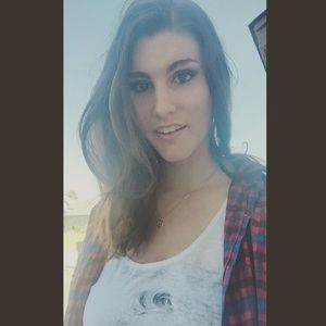 Meet your Posher, Larissa