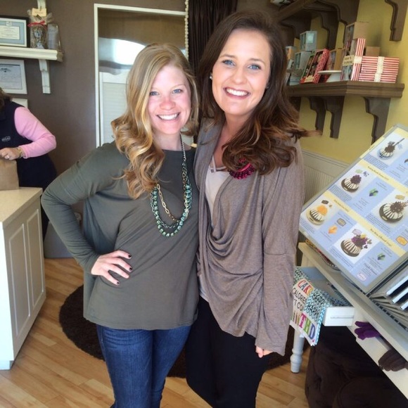 Meet your Posher, Kayla - Picture 4 of 4