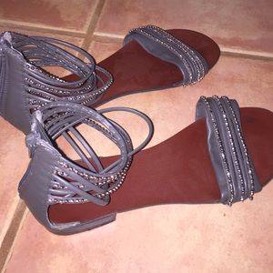 Flat straps sandals