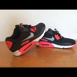 Air maxes 10.5