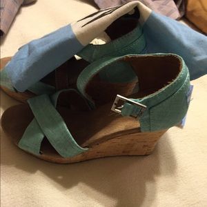 Brand new TOMS platform wedges! Never worn! Size 5