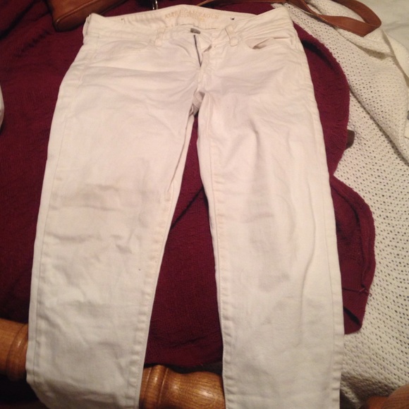 White size 6 American Eagle skinny jeans