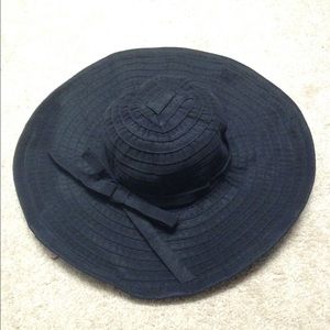 Black stylish sun hat ... Worn once
