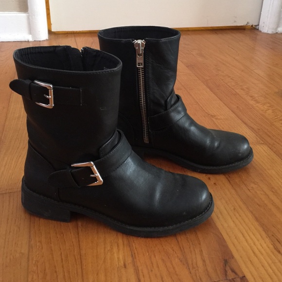Divided Flat Leather Booties