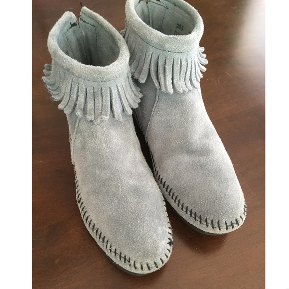 Minnetonka Gray Booties Size 7!