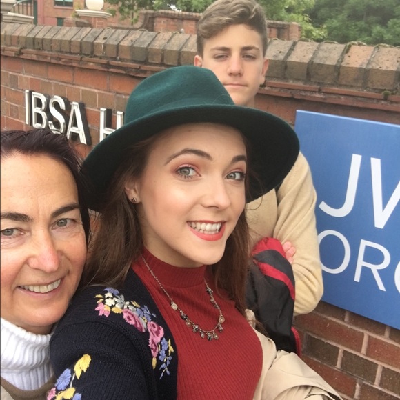 Meet your Poshers, Olga & Elena - Picture 3 of 3