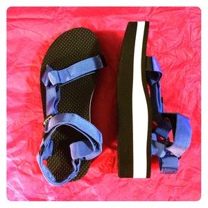 🌍 TEVA Sandals Size 6 🌎