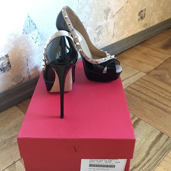 New in box Valentino rockstud sandals size 36 - Picture 4 of 4