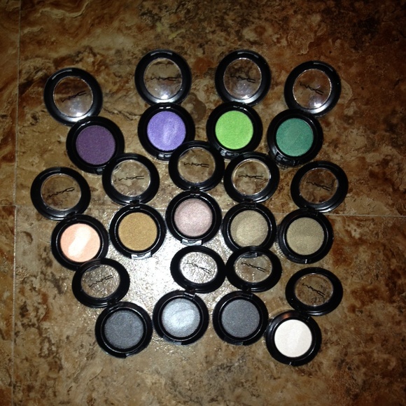 13 MAC eyeshadows - Picture 2 of 2