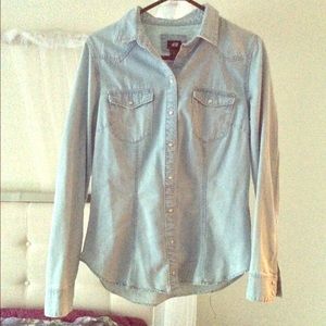 H&M pearl snap chambray button down shirt