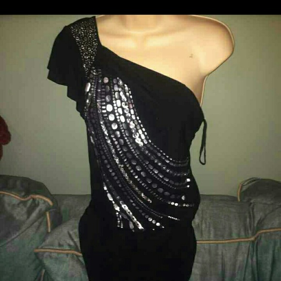 Sequence one shoulder top