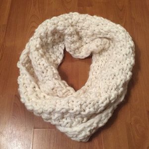💠Soft Cream Infinity Scarf