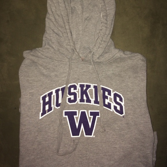 Huskies sweatshirt.