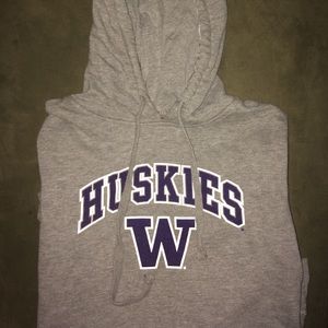 Huskies sweatshirt.