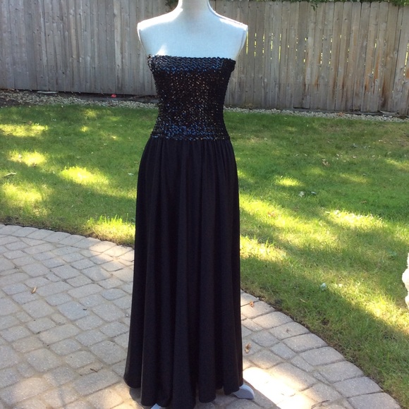Dresses & Skirts - Black Strapless Sequin Dress