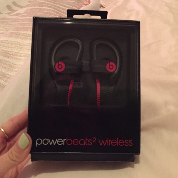 Power beats2 wireless headphones