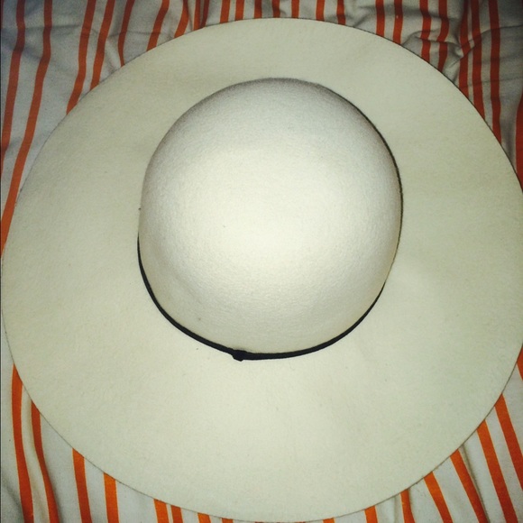Cream and black floppy hat