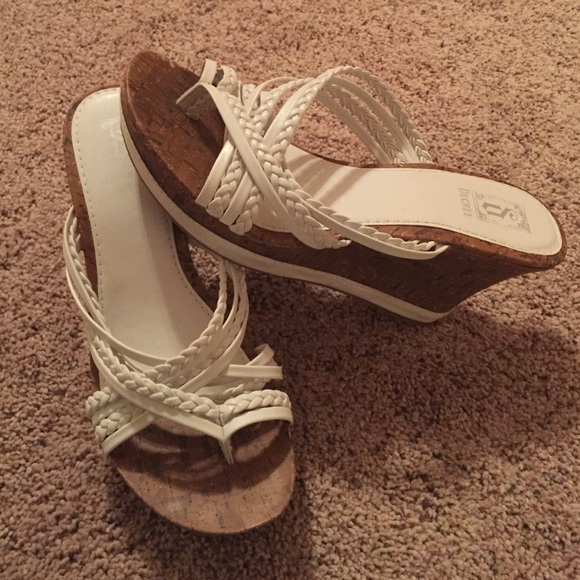 NWOT! Decree White Sandals Sz 7.5