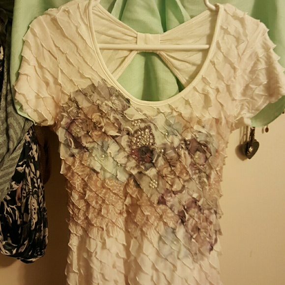 Unbelievably cute ruffled short sleeve - Picture 1 of 2
