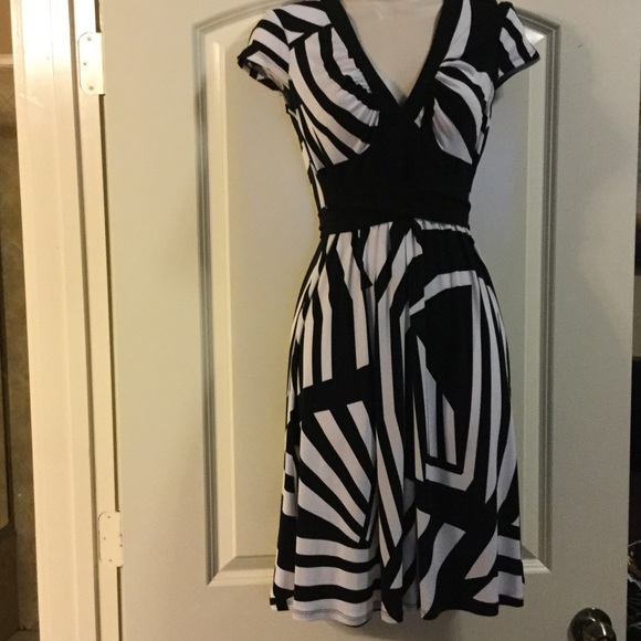 Black & white print dress - Picture 4 of 4