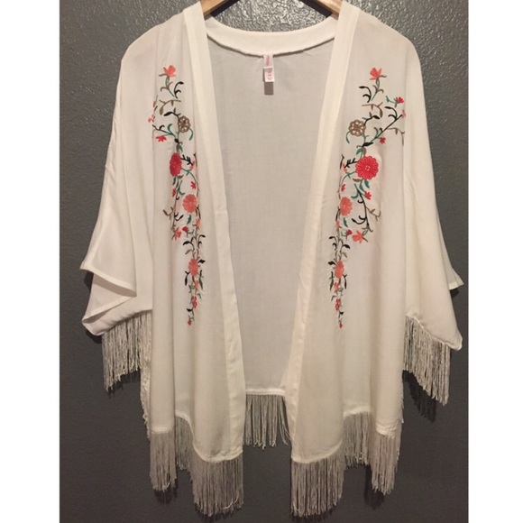 Xhilaration White Kimono