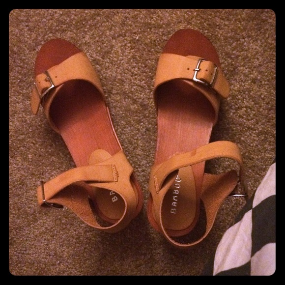 Sandals with slight heel size 8 from lulu