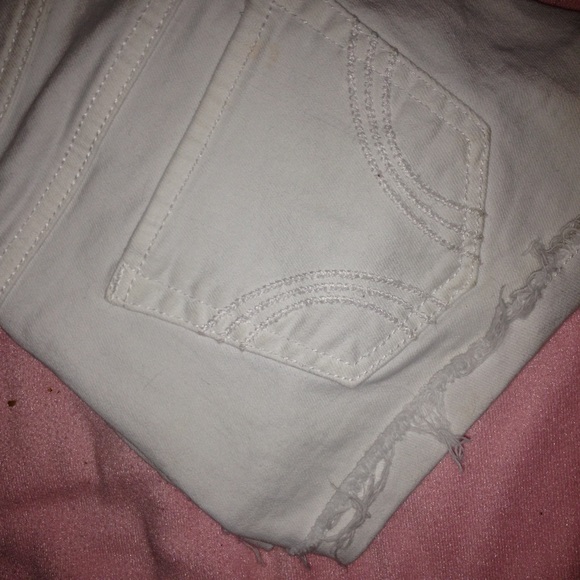 Super adorable White Hollister Shorts ! - Picture 2 of 3