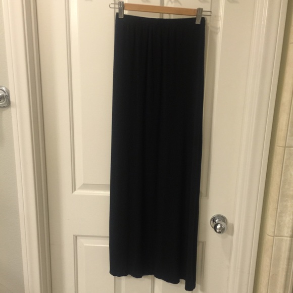 Long maxi black skirt with slit in the left side.