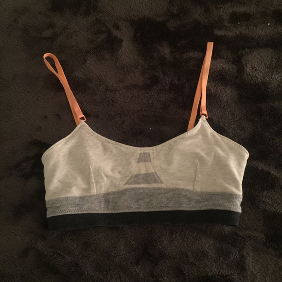 🔹Lululemon sports bra🔹