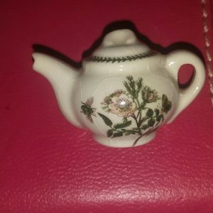 Mini Tea Pot Pin 
If you want to purchase, dm me need to find