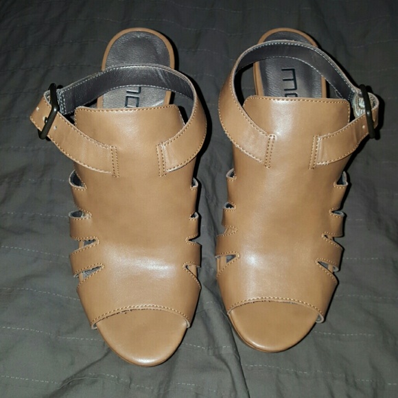 Moda tan wedges - Picture 2 of 4