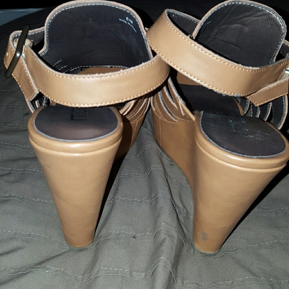 Moda tan wedges - Picture 3 of 4