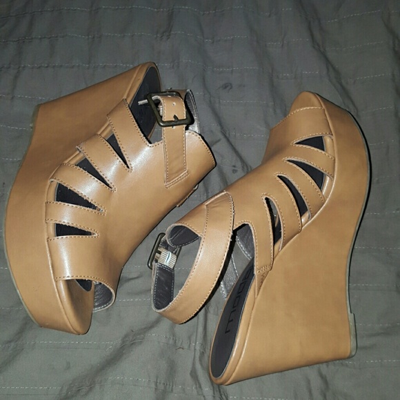 Moda tan wedges - Picture 4 of 4